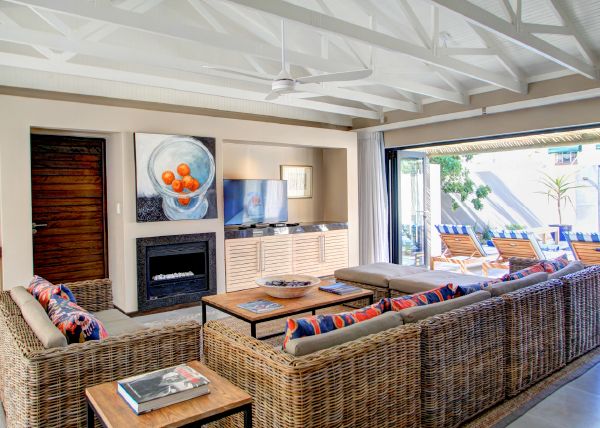 Zuid Afrika Plettenberg Bay Scallop Lodge Main Area Lounge WS (1).jpg - Jambo Safari Club